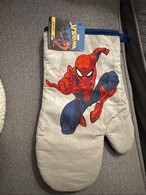Marvel Spider-Man Grey & Red  Oven Mitt BNWT
